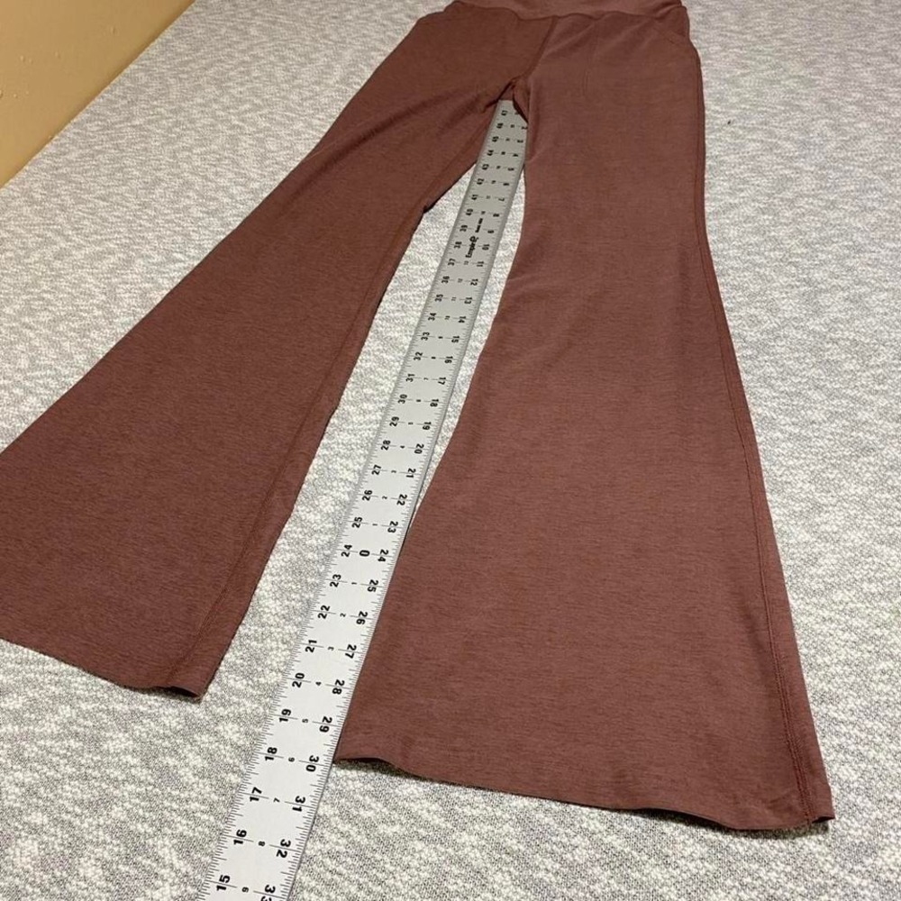 Beyond Yoga Spacedy Legging in a dusty pink flared & pockets women S. SKU-A263 - Picture 2 of 7